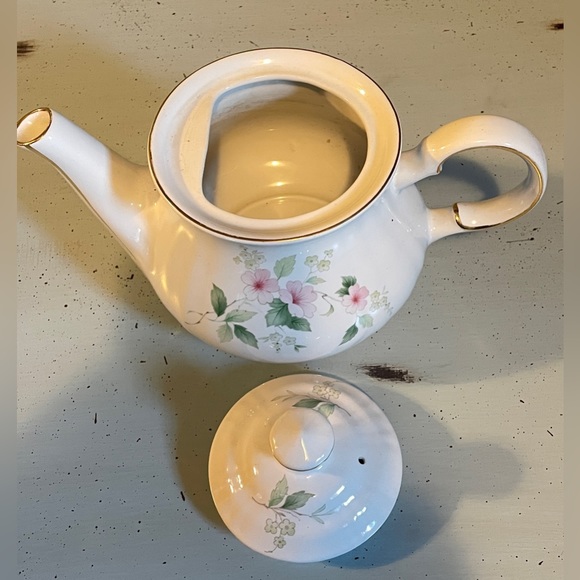 Vintage Salem China, English Collection, Hand-crafted, Delicate Teapot - Picture 2 of 7